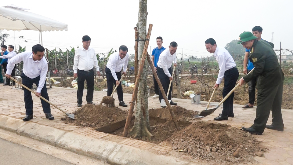 L&atilde;nh đạo huyện Ba V&igrave;&nbsp; tham gia hưởng ứng Tết trồng c&acirc;y.