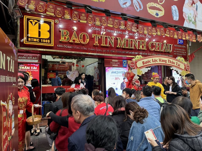 Lượng khách giao dịch tại Bảo Tín Minh Châu tại phố Trần Nhân Tông có tăng nhưng không quá chen chúc so với sát ngày vía Thần Tài năm ngoái. Ảnh Thảo Nguyên