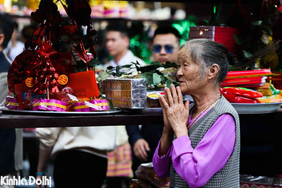 Người d&acirc;n th&agrave;nh t&acirc;m d&acirc;ng lễ tại đền B&agrave; Ch&uacute;a Kho.