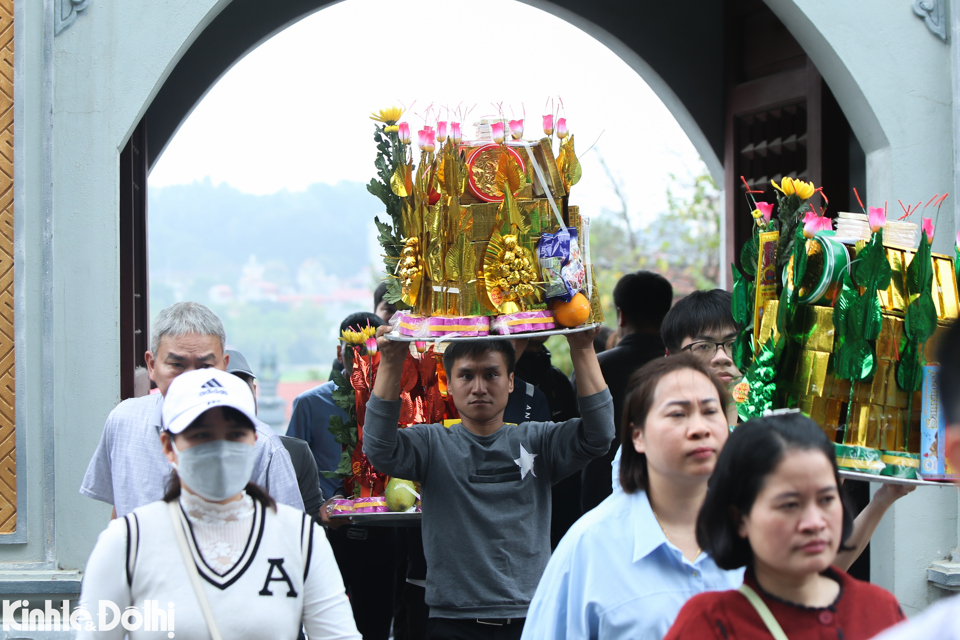 Theo Ban Quản l&yacute; đền B&agrave; Ch&uacute;a Kho, du kh&aacute;ch thập phương đổ về đền rất đ&ocirc;ng, mỗi ng&agrave;y khoảng 5.000 người.