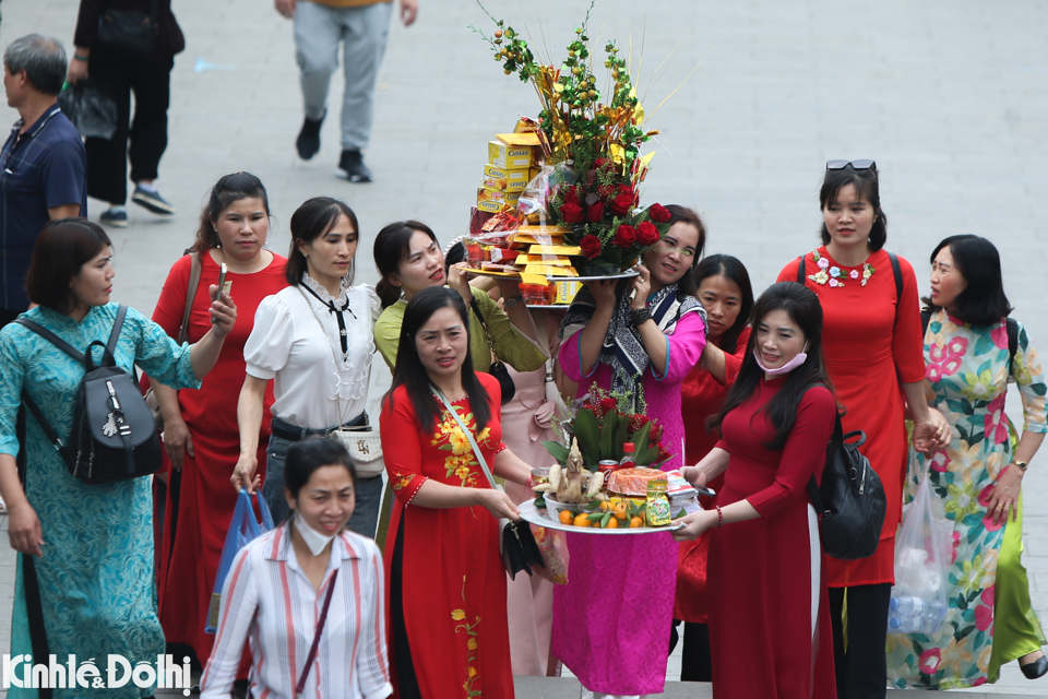 Người d&acirc;n quan niệm rằng, đầu năm đến l&agrave;m lễ "vay tiền", cuối năm quay lại "trả nợ" sẽ gi&uacute;p việc kinh doanh, bu&ocirc;n b&aacute;n được thuận lợi.