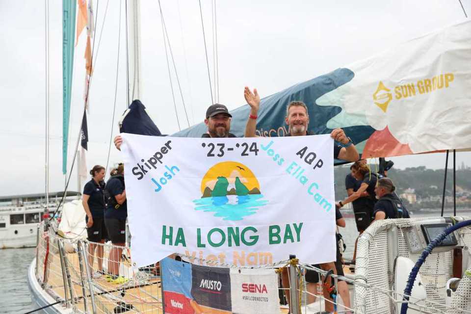 Đội đua Hạ Long Bay h&ocirc; vang khẩu hiệu " Hạ Long".&nbsp;