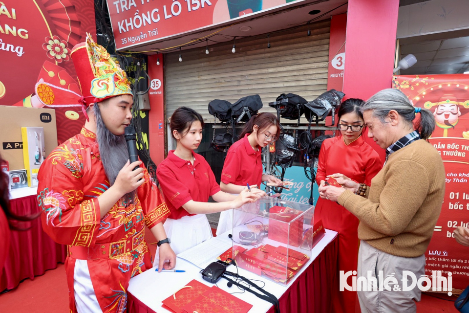 C&aacute;c chương tr&igrave;nh khuyến m&atilde;i, bốc thăm tr&uacute;ng thưởng cho kh&aacute;ch h&agrave;ng tới mua v&agrave;ng trong ng&agrave;y v&iacute;a Thần T&agrave;i.