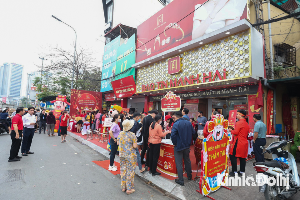 Cũng trong s&aacute;ng ng&agrave;y 19/2, ghi nhận tại cửa h&agrave;ng v&agrave;ng Bảo T&iacute;n Mạnh Hải (quận Thanh Xu&acirc;n, TP H&agrave; Nội) d&ograve;ng người tấp nập đi mua v&agrave;ng cầu may.