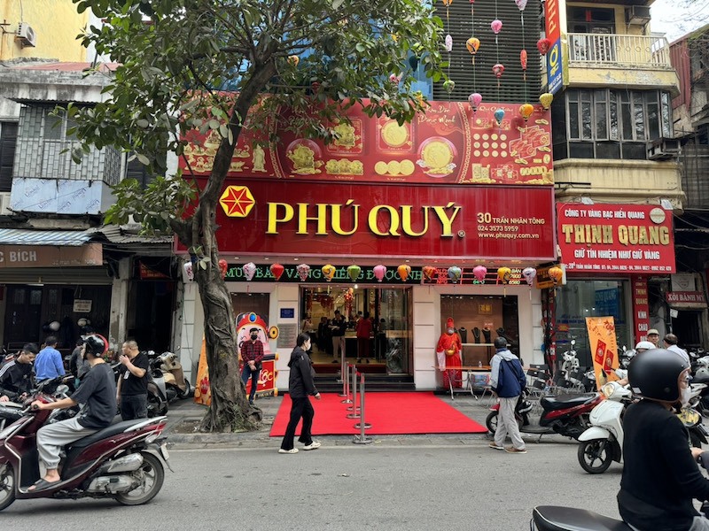 Cửa hàng vàng của Phú Quý trên phố Trần Nhân Tông, quận Hai Bà Trưng (Hà Nội) không quá đông khách. Ảnh Thảo Nguyên