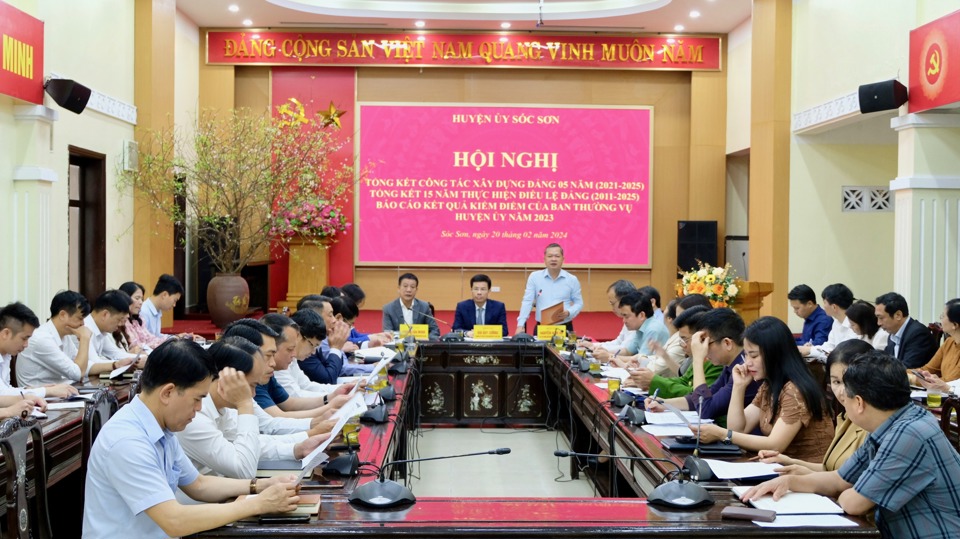 Quang cảnh hội nghị của Huyện uỷ S&oacute;c Sơn s&aacute;ng 20/2/2024.
