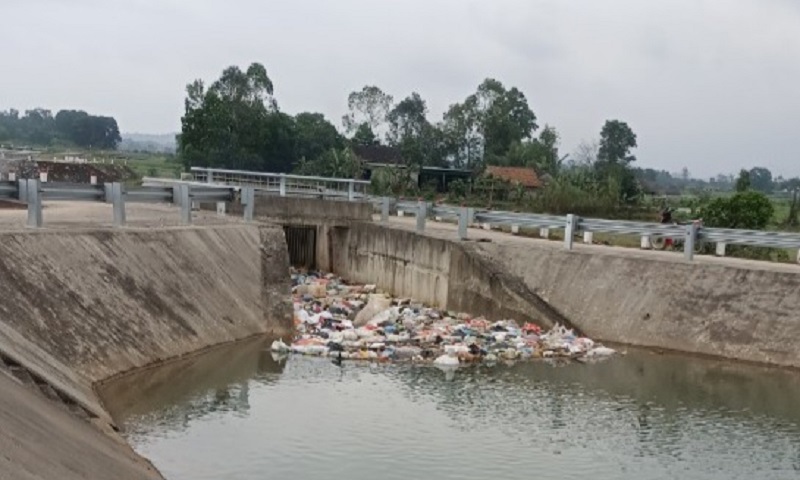 R&aacute;c thải tồn đọng, &ugrave;n ứ với khối lượng rất lớn tr&ecirc;n k&ecirc;nh thủy lợi Ng&agrave;n Trươi- Linh Cảm trong đợt mở nước tưới cho c&acirc;y l&uacute;a vụ Xu&acirc;n