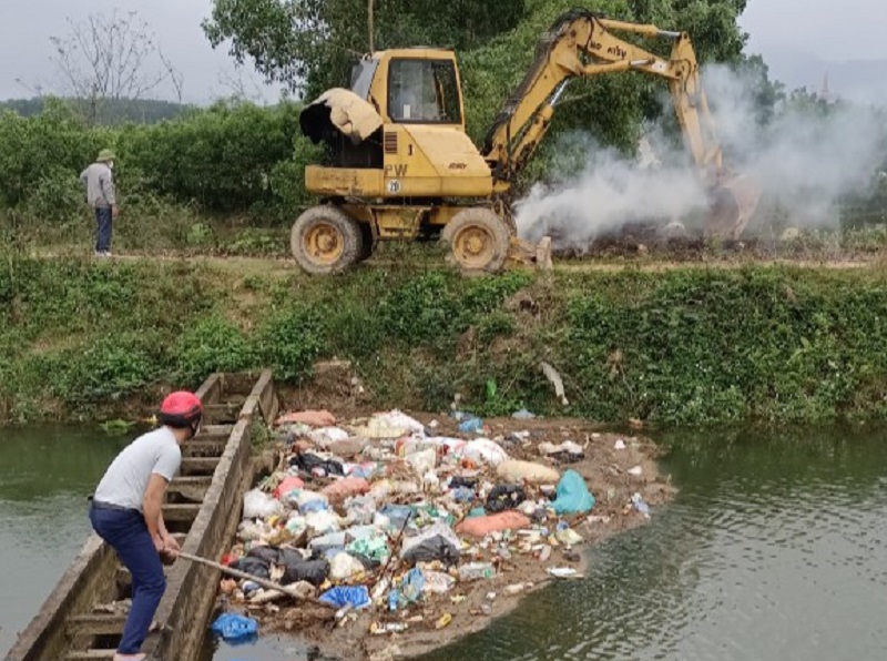 Việc trục vớt, xử l&yacute; r&aacute;c được thực hiện ngay tại bờ k&ecirc;nh g&acirc;y kh&oacute;i bụi, &ocirc; nhiễm m&ocirc;i trường