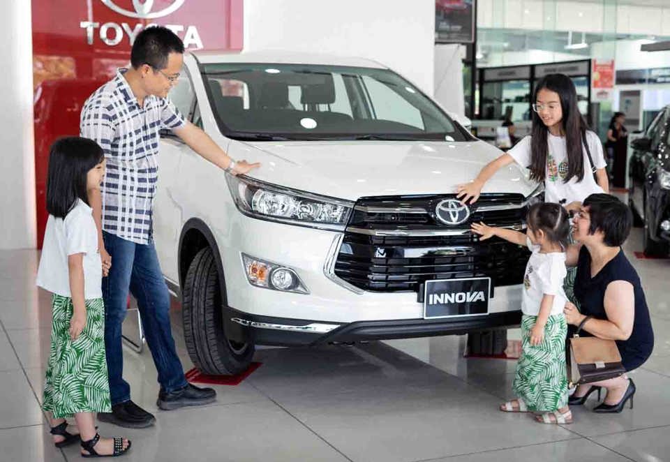 Người ti&ecirc;u d&ugrave;ng chọn mua xe &ocirc; t&ocirc; tại Toyota Thăng Long. Ảnh: Ho&agrave;i Nam