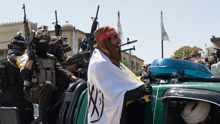 Những người ủng hộ Taliban diễu h&agrave;nh đ&aacute;nh dấu hai năm tổ chức n&agrave;y l&ecirc;n nắm quyền tại Kabul v&agrave;o ng&agrave;y 15/8/2023. Ảnh: RT