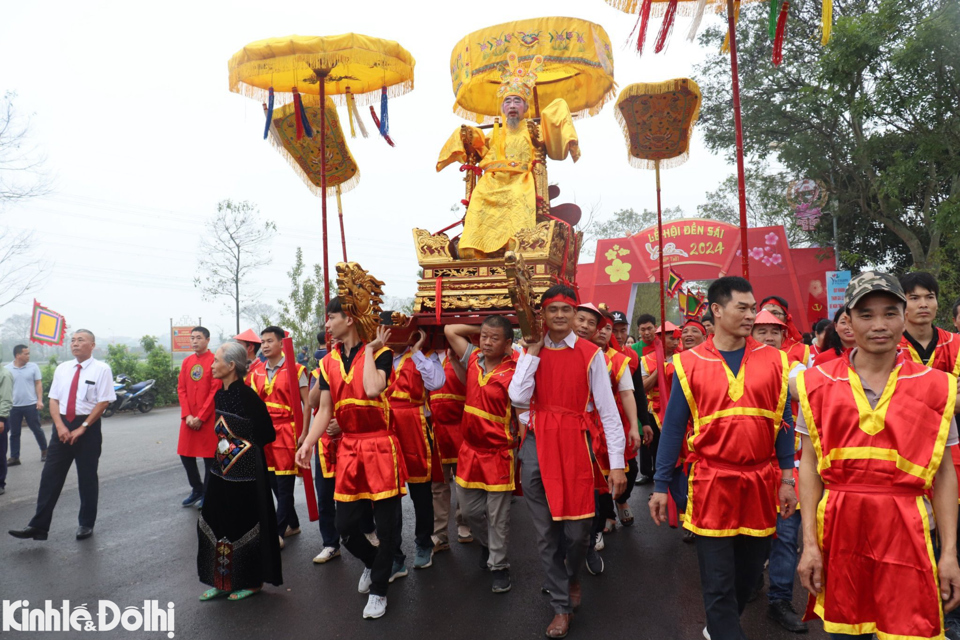 Lễ b&aacute;i xong, &ldquo;vua, ch&uacute;a sống&rdquo; sẽ được rước tr&ecirc;n kiệu, đến c&aacute;nh đồng chầu, vua l&agrave;m lễ b&aacute;i vọng Đức Th&aacute;nh Huyền Thi&ecirc;n tr&ecirc;n đền S&aacute;i, sau đ&oacute;, c&ugrave;ng quan trở về đ&igrave;nh.