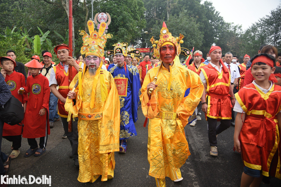 Năm nay, cụ &ocirc;ng&nbsp;L&ecirc; Vĩnh L&ocirc; (75 tuổi, khu 5) được phong Thanh Giang Sứ&nbsp; tức l&agrave; &ocirc;ng Ch&uacute;a tr&ograve;. Trong khi đ&oacute;, &ocirc;ng Trần Tiến Tĩnh (72 tuổi, khu 6) được phong Vua Thục An Dương Vương.