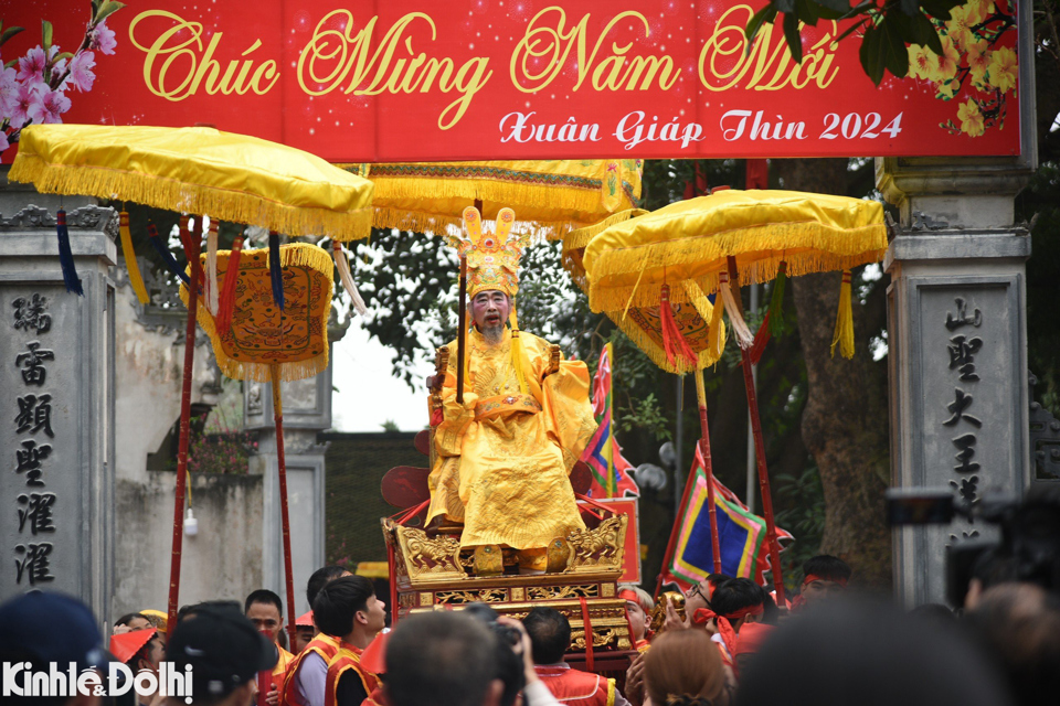 Kiệu "ch&uacute;a, vua" được h&agrave;ng chục thanh ni&ecirc;n l&agrave; con ch&aacute;u trong d&ograve;ng họ &ocirc;ng Tĩnh v&agrave; &ocirc;ng&nbsp; L&ocirc; thay phi&ecirc;n nhau đỡ v&agrave; tung h&ocirc;.