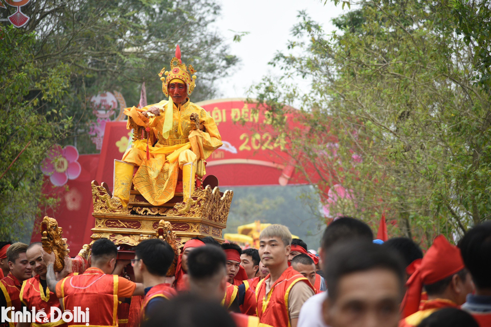 Trong khi trai tr&aacute;ng tung kiệu, "ch&uacute;a sống" ngồi tr&ecirc;n vung kiếm ch&eacute;m để khuấy động h&agrave;o kh&iacute;.&nbsp;