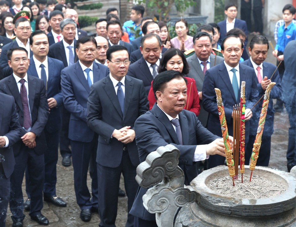 B&iacute; thư Th&agrave;nh ủy H&agrave; Nội Đinh Tiến Dũng c&ugrave;ng c&aacute;c đại biểu d&acirc;ng hương tại Khu di t&iacute;ch quốc gia đặc biệt Cổ Loa.