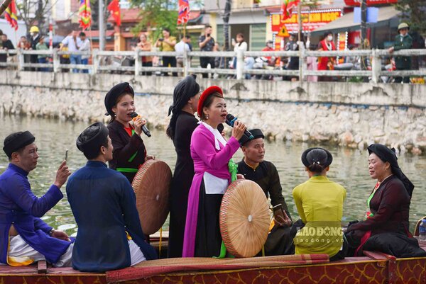 H&aacute;t quan họ tr&ecirc;n thuyền tại lễ hội ở TP Bắc Ninh, dịp Tết Gi&aacute;p Th&igrave;n. Ảnh: V&acirc;n Trường