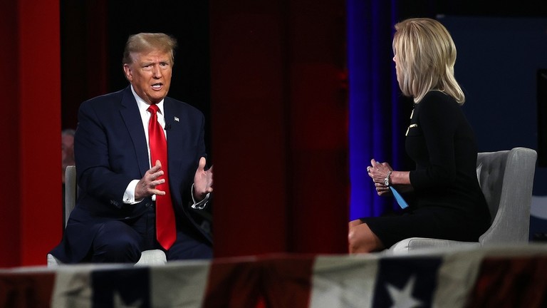 Cựu Tổng thống Donald Trump thực hiện phỏng vấn với người dẫn chương tr&igrave;nh của Fox News, Laura Ingraham. Ảnh: RT