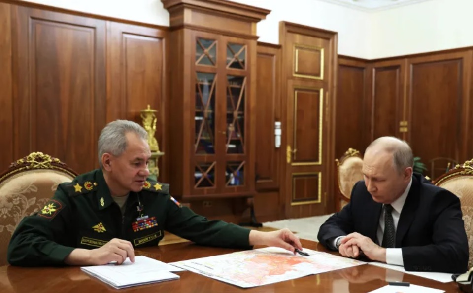 Tổng thống Nga Vladimir Putin (phải), v&agrave; Bộ trưởng Quốc ph&ograve;ng Nga Sergei Shoigu phủ nhận c&aacute;o buộc của Mỹ. Ảnh: AP