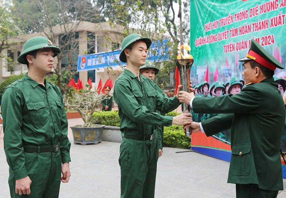 C&aacute;c t&acirc;n binh thắp lửa truyền thống tại Bảo t&agrave;ng Đường Hồ Ch&iacute; Minh