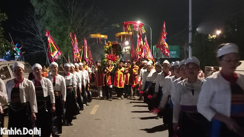 &nbsp;Theo truyền thống, v&agrave;o giờ&nbsp;T&iacute; ng&agrave;y 12 th&aacute;ng Gi&ecirc;ng, b&agrave; con x&atilde; Minh Quang sẽ chọn hai nam thanh, nữ t&uacute; của l&agrave;ng, ch&egrave;o thuyền ra giữa d&ograve;ng s&ocirc;ng Đ&agrave;, lấy nước rước về Đền để tỏ l&ograve;ng th&agrave;nh k&iacute;nh d&acirc;ng Đức Th&aacute;nh Tản Vi&ecirc;n.