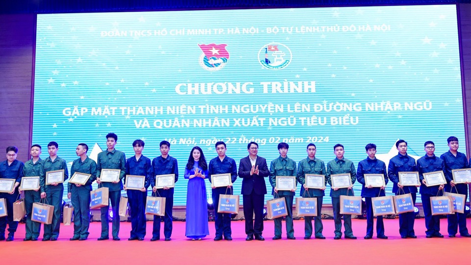 Tặng giấy chứng nhận v&agrave; qu&agrave; cho 110 thanh ni&ecirc;n t&igrave;nh nguyện l&ecirc;n đường nhập ngũ ti&ecirc;u biểu năm 2024.