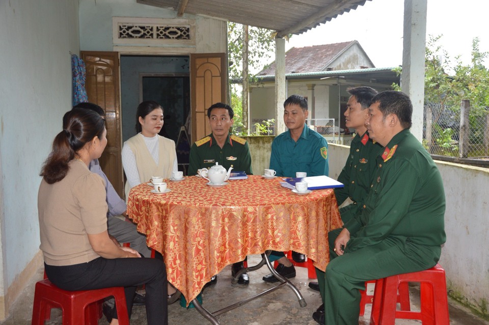 L&atilde;nh đạo&nbsp;Ban CHQS huyện Sơn Tịnh thăm gia đ&igrave;nh t&acirc;n binh Đỗ Thị Mỹ Linh.