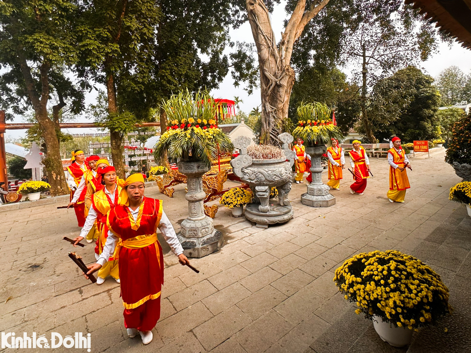 Sau nghi thức tế lễ tại đền Hạ kết th&uacute;c th&igrave; v&agrave;o khoảng 5 giờ s&aacute;ng c&ugrave;ng ng&agrave;y, lễ rước nước thi&ecirc;ng từ đền Hạ được d&acirc;ng l&ecirc;n đền Trung bắt đầu khởi h&agrave;nh.&nbsp;