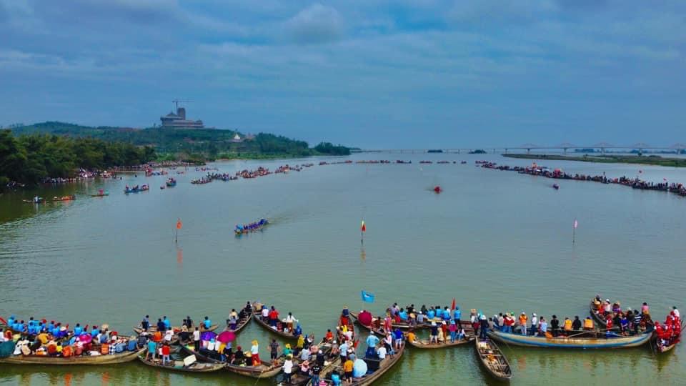Lễ hội đua thuyền truyền thống x&atilde; Tịnh Long được tổ chức tr&ecirc;n s&ocirc;ng Tr&agrave; Kh&uacute;c.