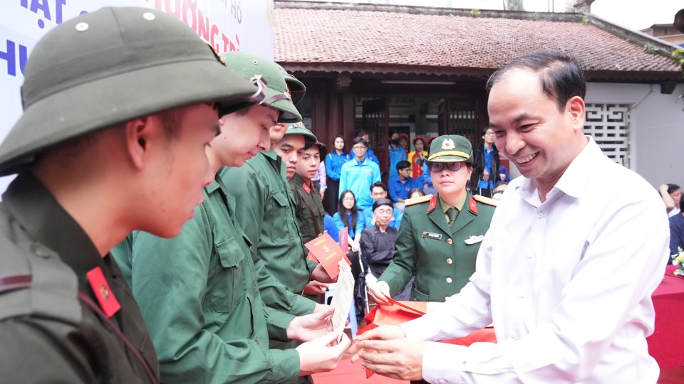 Chủ tịch UBND quận T&acirc;y Hồ Nguyễn Đ&igrave;nh Khuyến trao Giấy chứng nhận học cảm t&igrave;nh Đảng cho c&aacute;c t&acirc;n binh.