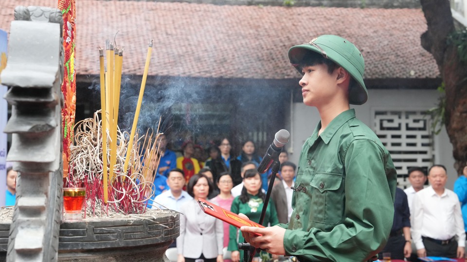 Đại diện t&acirc;n binh hứa quyết t&acirc;m tu dưỡng r&egrave;n luyện, ho&agrave;n th&agrave;nh tốt nhiệm vụ được giao trong thời gian nhập ngũ v&agrave; thực hiện nghĩa vụ C&ocirc;ng an Nh&acirc;n d&acirc;n.