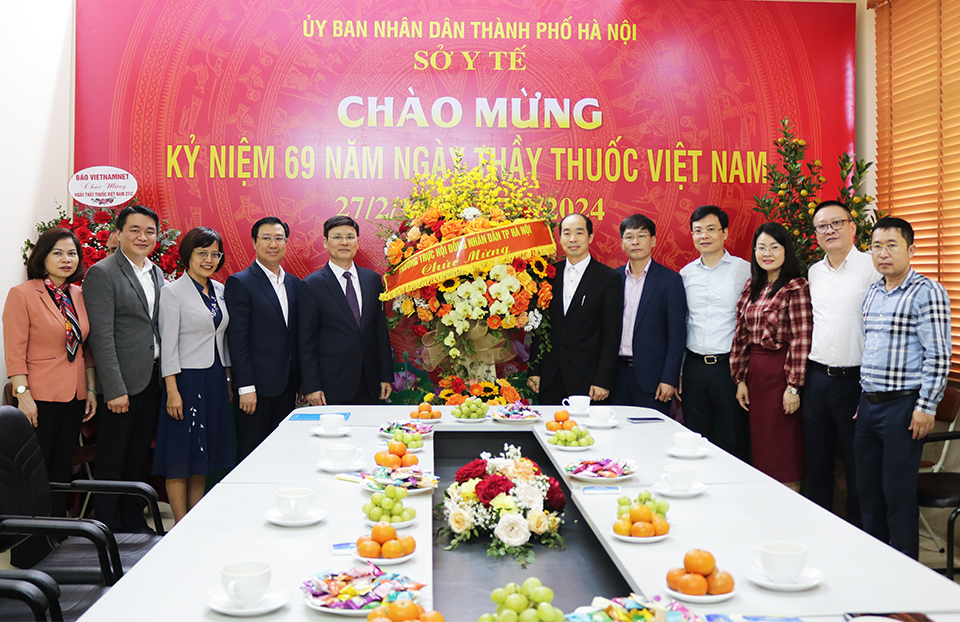 Ph&oacute; Chủ tịch HĐND TP Phạm Qu&iacute; Ti&ecirc;n tặng hoa ch&uacute;c mừng tập thể c&aacute;n bộ, c&ocirc;ng chức, vi&ecirc;n chức, người lao động Sở Y tế H&agrave; Nội.