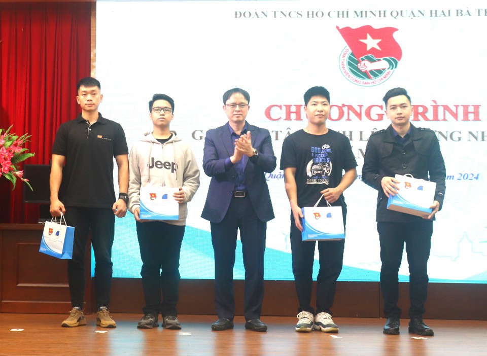 Ph&oacute; B&iacute; thư Quận ủy, Chủ tịch UBND quận Hai B&agrave; Trưng Nguyễn Quang Trung trao qu&agrave; tuy&ecirc;n dương những đảng vi&ecirc;n l&agrave; qu&acirc;n nh&acirc;n xuất ngũ năm 2023 c&oacute; th&agrave;nh t&iacute;ch nổi bật trong qu&aacute; tr&igrave;nh thực hiện nghĩa vụ qu&acirc;n sự&nbsp;