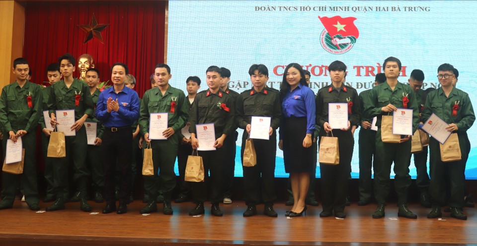 Đại diện Th&agrave;nh Đo&agrave;n H&agrave; Nội v&agrave; B&iacute; thư Quận Đo&agrave;n Hai B&agrave; Trưng trao&nbsp;giấy chứng nhận v&agrave; tặng qu&agrave; cho c&aacute;c t&acirc;n binh ti&ecirc;u biểu, t&igrave;nh nguyện viết đơn l&ecirc;n đường nhập ngũ năm 2024&nbsp;