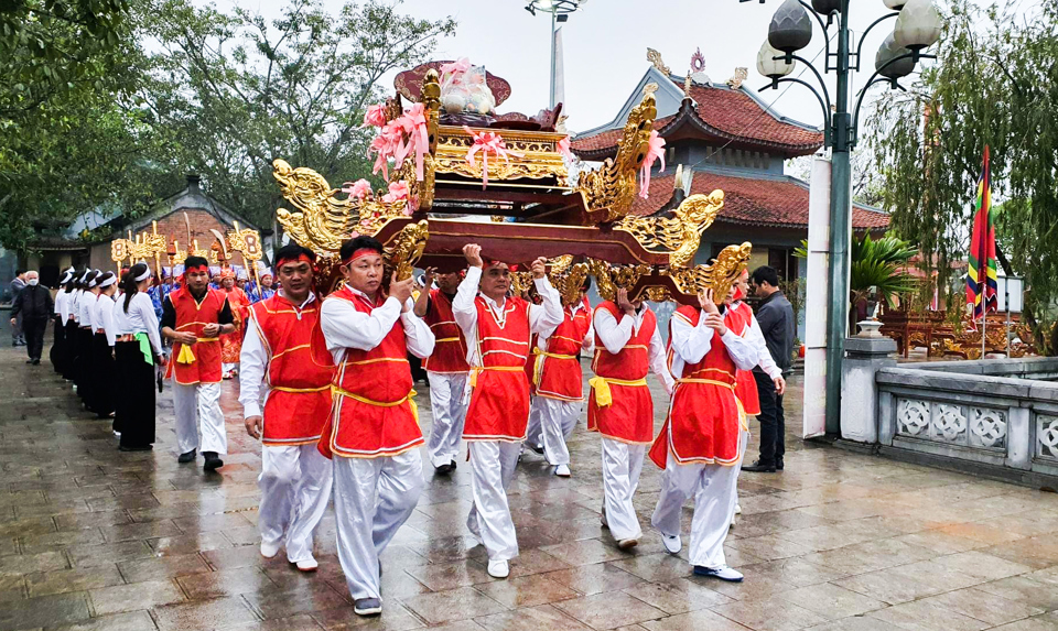 Lễ hội Tản Vi&ecirc;n Sơn Th&aacute;nh năm 2024 tổ chức v&agrave;o ng&agrave;y 23/2 (14 th&aacute;ng Gi&ecirc;ng) tại di t&iacute;ch lịch sử văn ho&aacute; đền Hạ (x&atilde; Minh Quang, huyện Ba V&igrave;). Ảnh: Ngọc T&uacute;