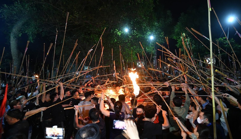 H&agrave;ng trăm người chen nhau ''lấy đỏ''