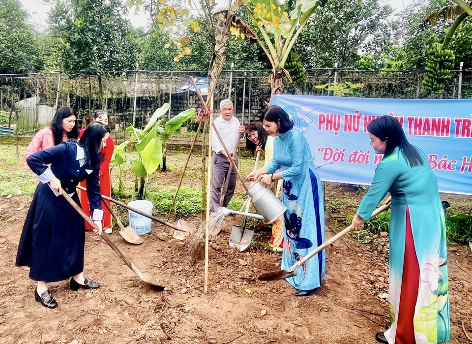 C&aacute;n bộ, hội vi&ecirc;n phụ nữ huyện Thanh Tr&igrave; tham gia trồng c&acirc;y xanh.
