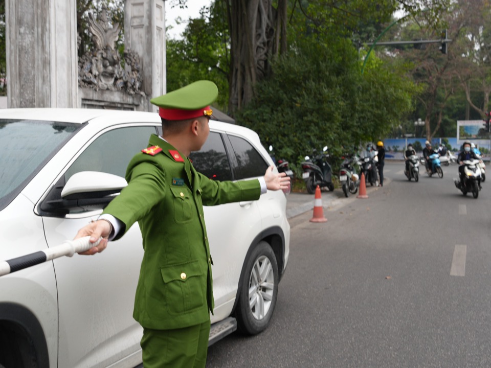 Lực lượng c&ocirc;ng an phường thường xuy&ecirc;n chốt trực ph&acirc;n luồng giao th&ocirc;ng.