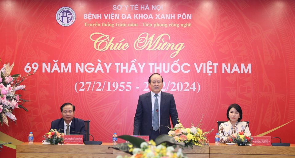 Ph&oacute; B&iacute; thư Th&agrave;nh ủy, Chủ tịch HĐND TP H&agrave; Nội Nguyễn Ngọc Tuấn ch&uacute;c mừng tập thể l&atilde;nh đạo c&aacute;n bộ, y b&aacute;c sỹ, nh&acirc;n vi&ecirc;n Bệnh viện Đa khoa Xanh p&ocirc;n