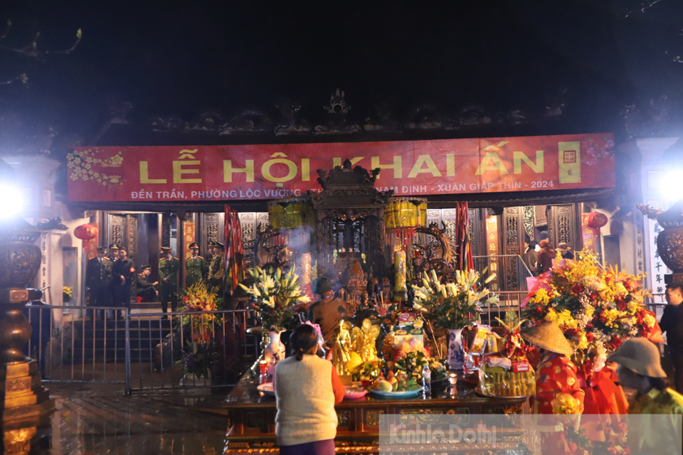 Nam Định: Người dân đội mưa chờ Khai ấn đền Trần - Ảnh 2