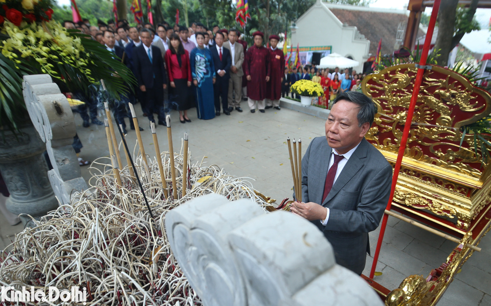 Ph&oacute; B&iacute; thư Th&agrave;nh uỷ H&agrave; Nội Nguyễn Văn Phong d&acirc;ng hương.