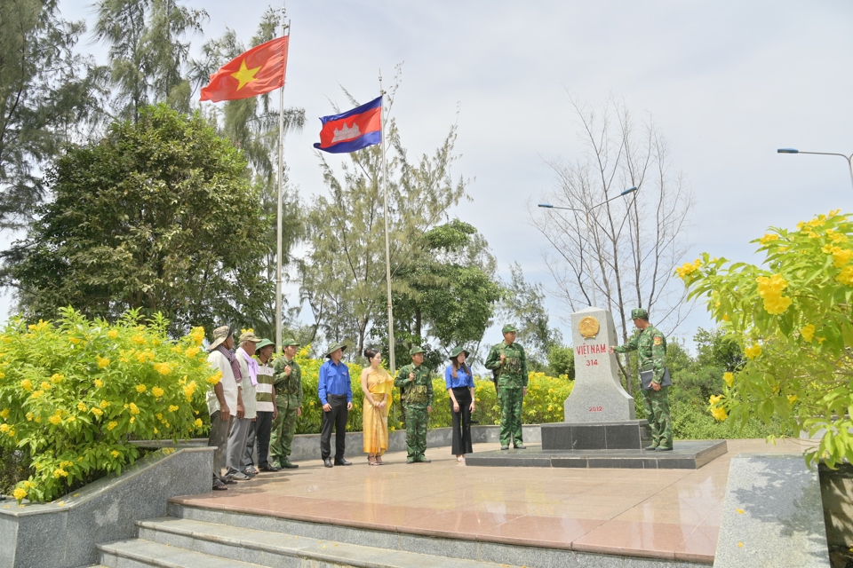 Lực lượng bi&ecirc;n ph&ograve;ng tỉnh Ki&ecirc;n Giang tại cột mốc b&ecirc;n giới 314. (Ảnh Tiến Vinh)