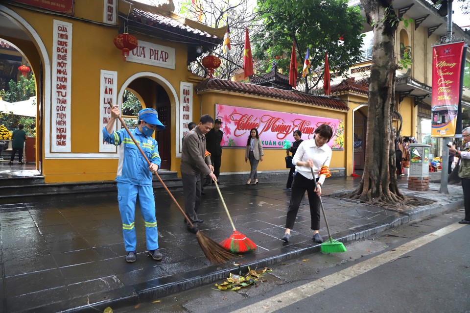 C&aacute;c tổ chức, đo&agrave;n thể, tổ d&acirc;n phố... qu&eacute;t dọn, thu gom r&aacute;c, chăm s&oacute;c c&acirc;y xanh khu vực quanh ch&ugrave;a Qu&aacute;n Sứ