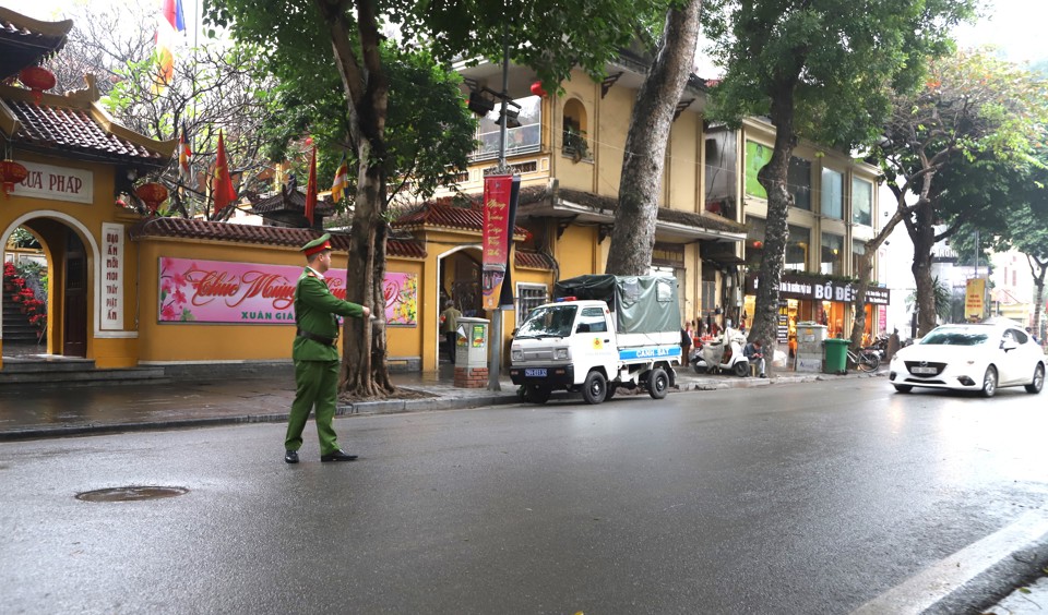 Lực lượng c&ocirc;ng an hướng dẫn, ph&acirc;n luồng giao th&ocirc;ng trước cổng ch&ugrave;a&nbsp;