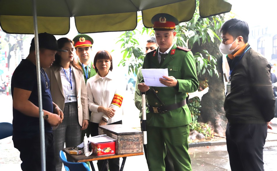 Tổ c&ocirc;ng t&aacute;c&nbsp;kiểm tra giấy ph&eacute;p của địa điểm tr&ocirc;ng giữ xe quanh ch&ugrave;a Qu&aacute;n Sứ