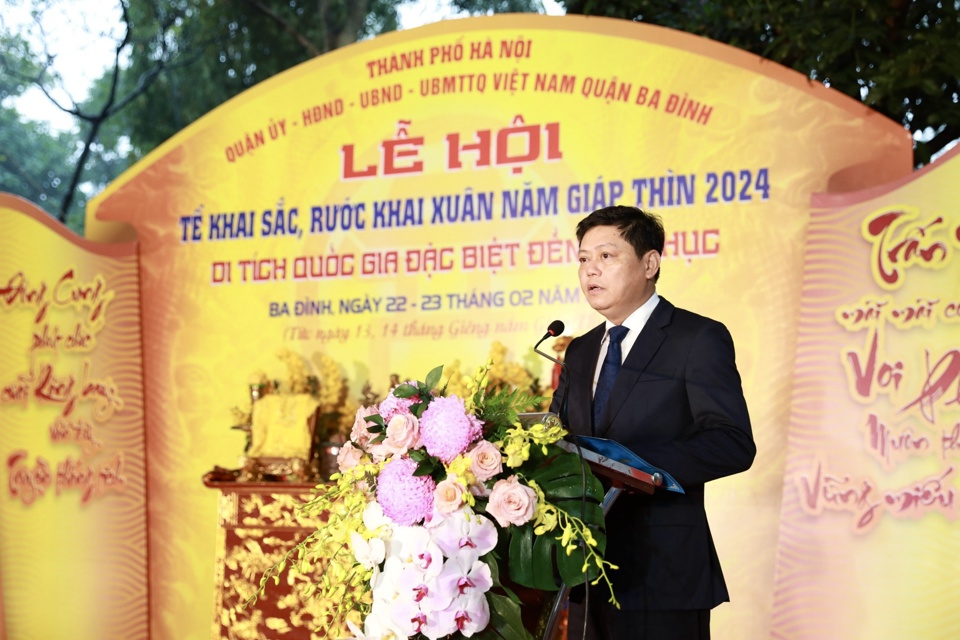 Chủ tịch UBND quận Ba Đ&igrave;nh Tạ Nam Chiến&nbsp;ph&aacute;t biểu khai Ấn lễ hội tại đền Voi Phục.
