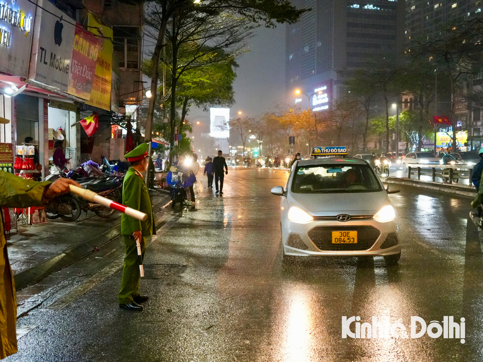 Ph&iacute;a b&ecirc;n ngo&agrave;i cũng như trong khu&ocirc;n vi&ecirc;n ch&ugrave;a đều c&oacute; lực lượng chức năng của 2 phường Thịnh Quang v&agrave; Ng&atilde; Tư Sở thường xuy&ecirc;n l&agrave;m nhiệm vụ hướng dẫn, ph&acirc;n luồng n&ecirc;n t&igrave;nh h&igrave;nh an ninh trật tự lu&ocirc;n được bảo đảm.