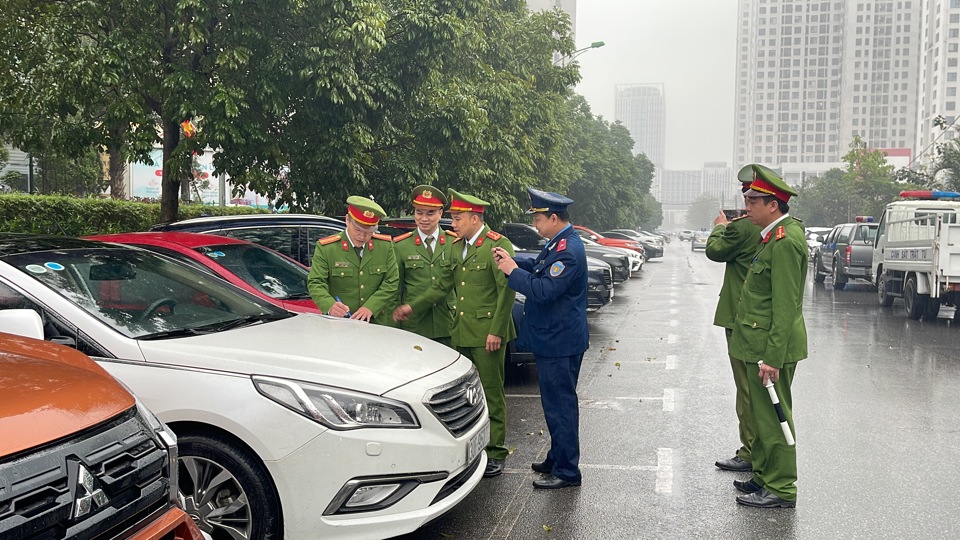 Lực lượng chức năng kiểm tra một b&atilde;i tr&ocirc;ng giữ phương tiện Khu đ&ocirc; thị Th&agrave;nh phố giao lưu, quận Bắc Từ Li&ecirc;m.