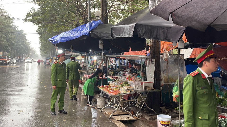 Lực lượng chức năng kiểm tra nhắc nhở c&aacute;c trường hợp lấn chiếm vỉa h&egrave; Khu đ&ocirc; thị Th&agrave;nh phố giao lưu l&agrave;m nơi kinh doanh.