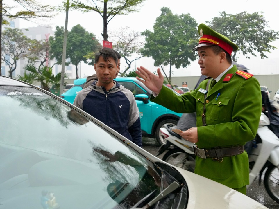 Lực lượng chức năng kiểm tra, nhắc nhở c&aacute;c trường hợp dừng đỗ phương tiện sai quy định g&acirc;y cản trở giao th&ocirc;ng.