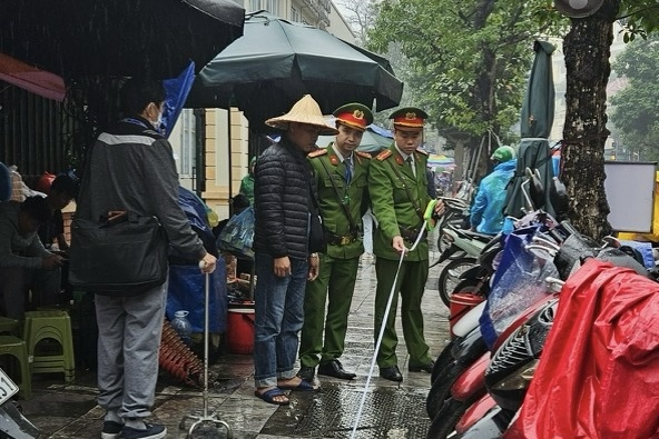 Tại quận Ho&agrave;n Kiếm, lực lượng chức năng tiến h&agrave;nh kiểm tra, xử l&yacute; c&aacute;c trường hợp tr&ocirc;ng giữ phương tiện qu&aacute; diện t&iacute;ch được cấp.